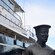 El costado de un barco y la estatua de un marinero en primer plano